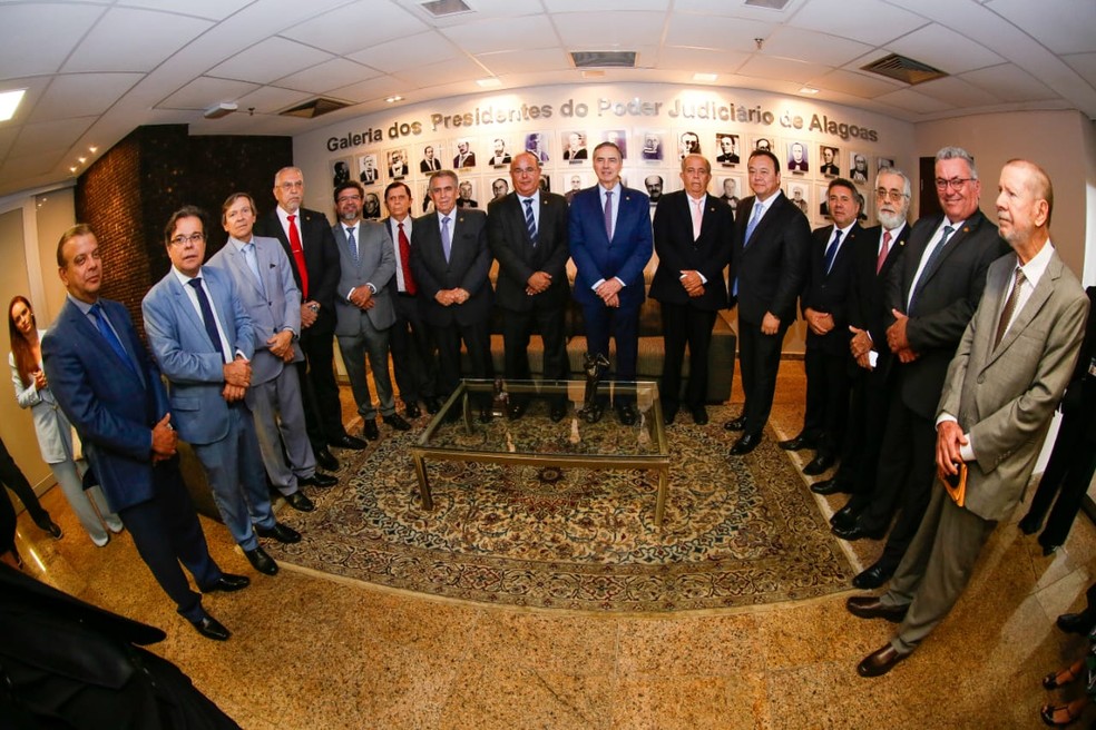 Presidente do STF e do CNJ, ministro Barroso, com os desembargadores do TJ-AL — Foto: Caio Loureiro