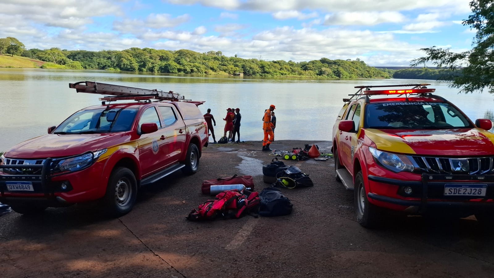Pai e filha morrem afogados após carro cair e ficar submerso no Rio Paranaíba em MG