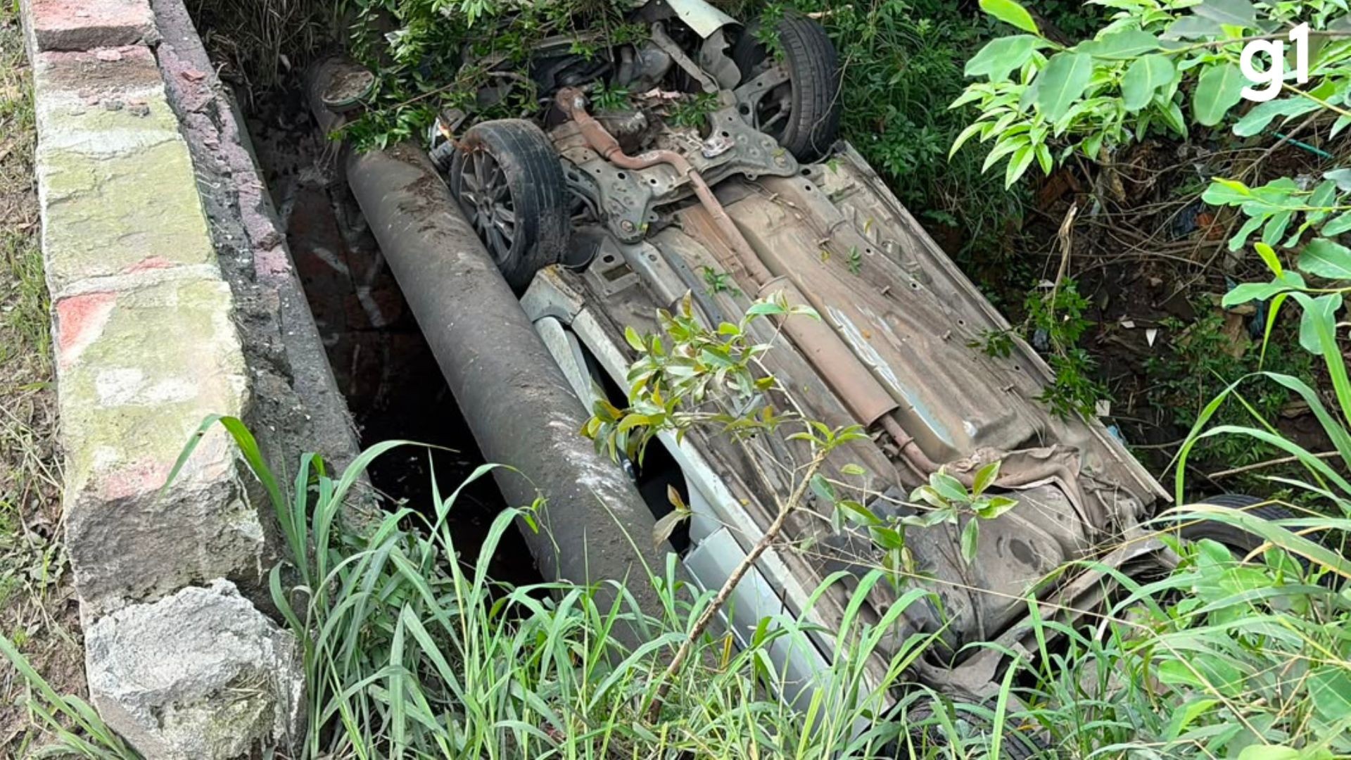 Carro avança sobre mureta e cai em valão na Zona Sul de Porto Alegre