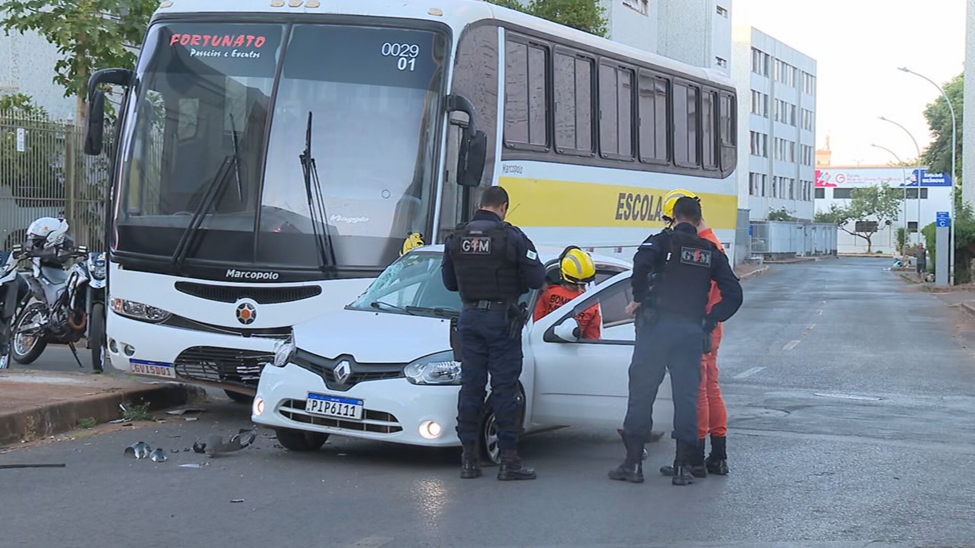 Ônibus com estudantes colide com carro de aplicativo no Cruzeiro Novo; veja VÍDEO dos estragos