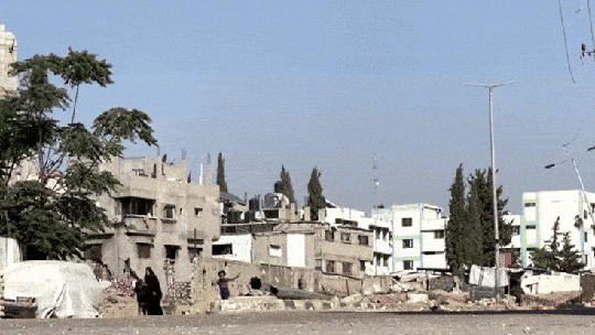 Vídeo registra ataque a escola usada como abrigo em Gaza; crianças passavam por perto - Ataque aconteceu na madrugada de quinta-feira (17). Israel afirma que seus alvos eram militantes do grupo Hamas, negando que civis tenham sido intencionalmente atingidos.