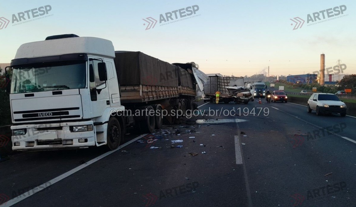 Batida entre carreta e caminhão deixa uma pessoa ferida na Rodovia Anhanguera, em Americana