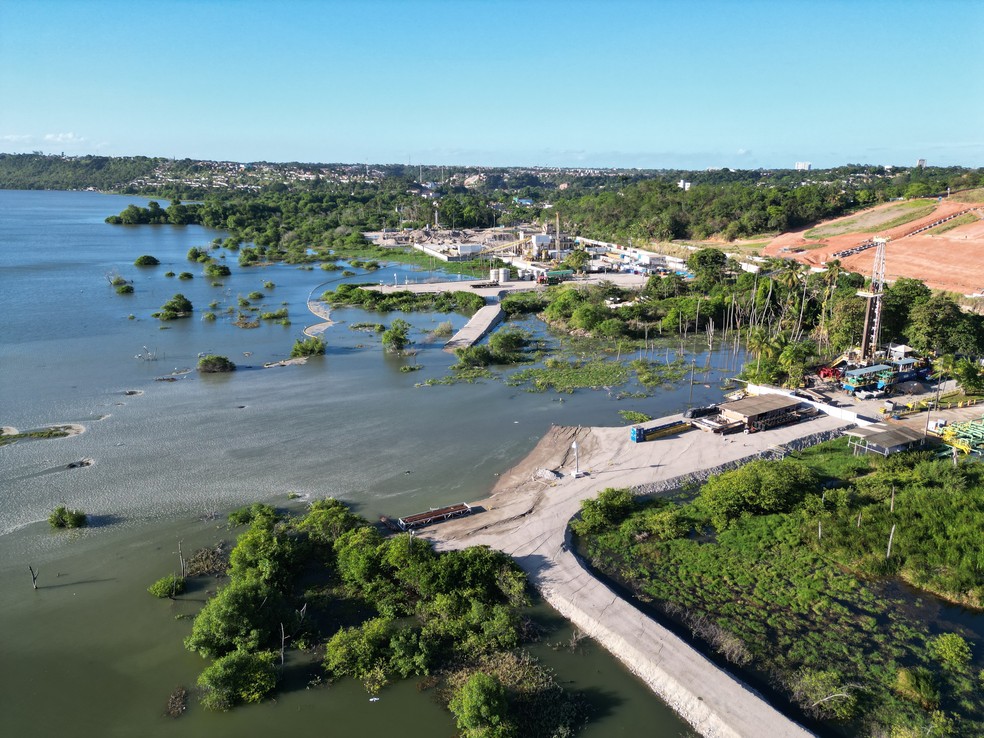 Após rompimento da mina 18, da Braskem, dique afundou e área onde ficava equipamento que monitorava a movimentação do solo foi levado pela água da lagoa — Foto: Secom Alagoas