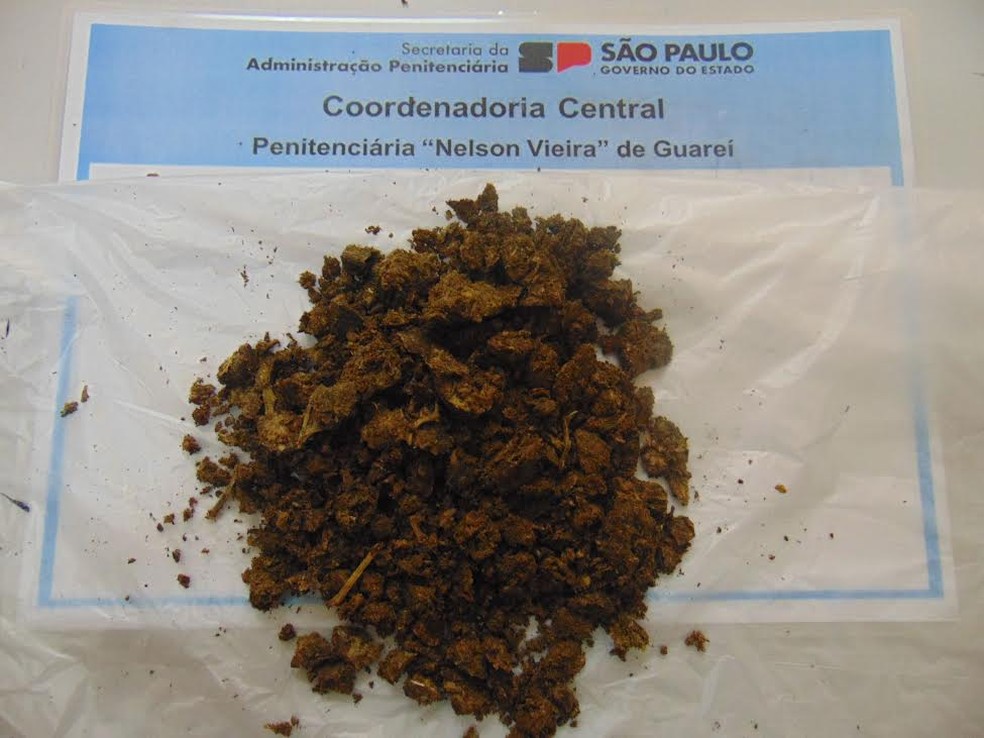 Mulher foi presa e levada para delegacia de Itapetininga após tentar entrar em penitenciaria de Guareí (SP) com drogas — Foto: SAP/Divulgação