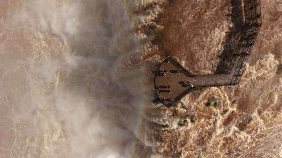 Apesar do aumento da vazão, a visitação ao parque não foi suspensa — Foto: Urbia Cataratas