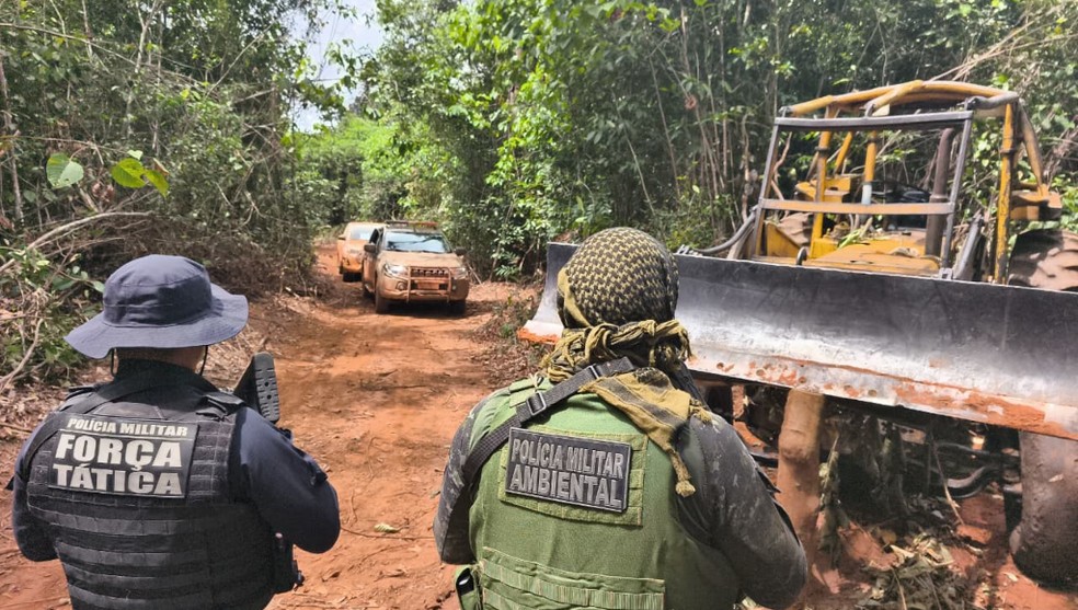 Agentes da Polícia Militar Ambiental e da Força Tática no local explorado pela empresa — Foto: Reprodução PMMT