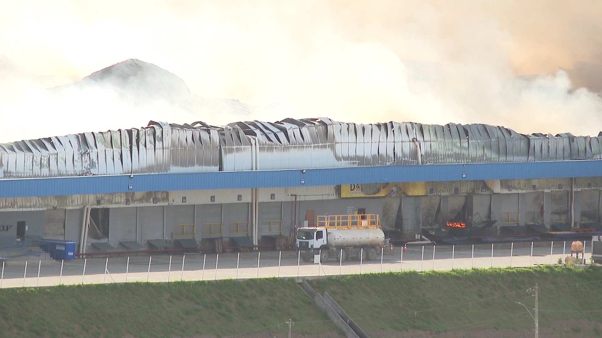 Após mais de 24h, bombeiros ainda  combatem incêndio em galpão com rede de supermercados BH e outras empresas no ES