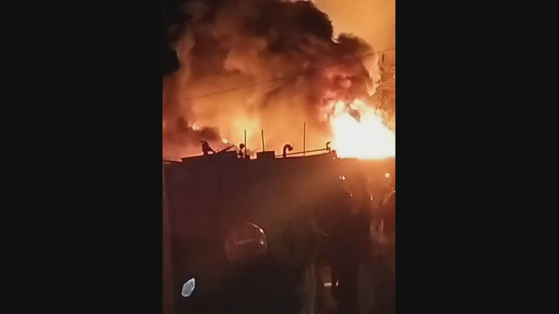 Bombeiros de cinco quartéis combatem incêndio em depósito na Baixada Fluminense