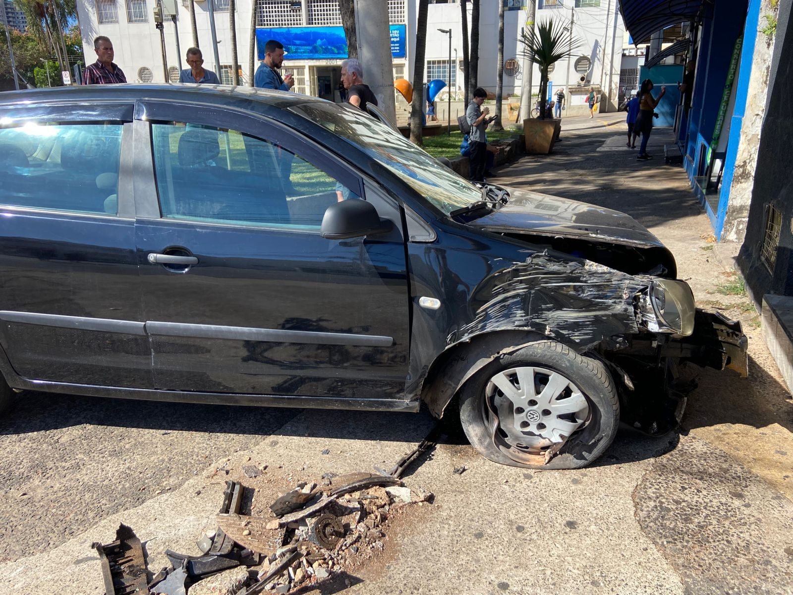 VÍDEO: veja momento que carro bate com força na entrada de lanchonete no Centro de Piracicaba