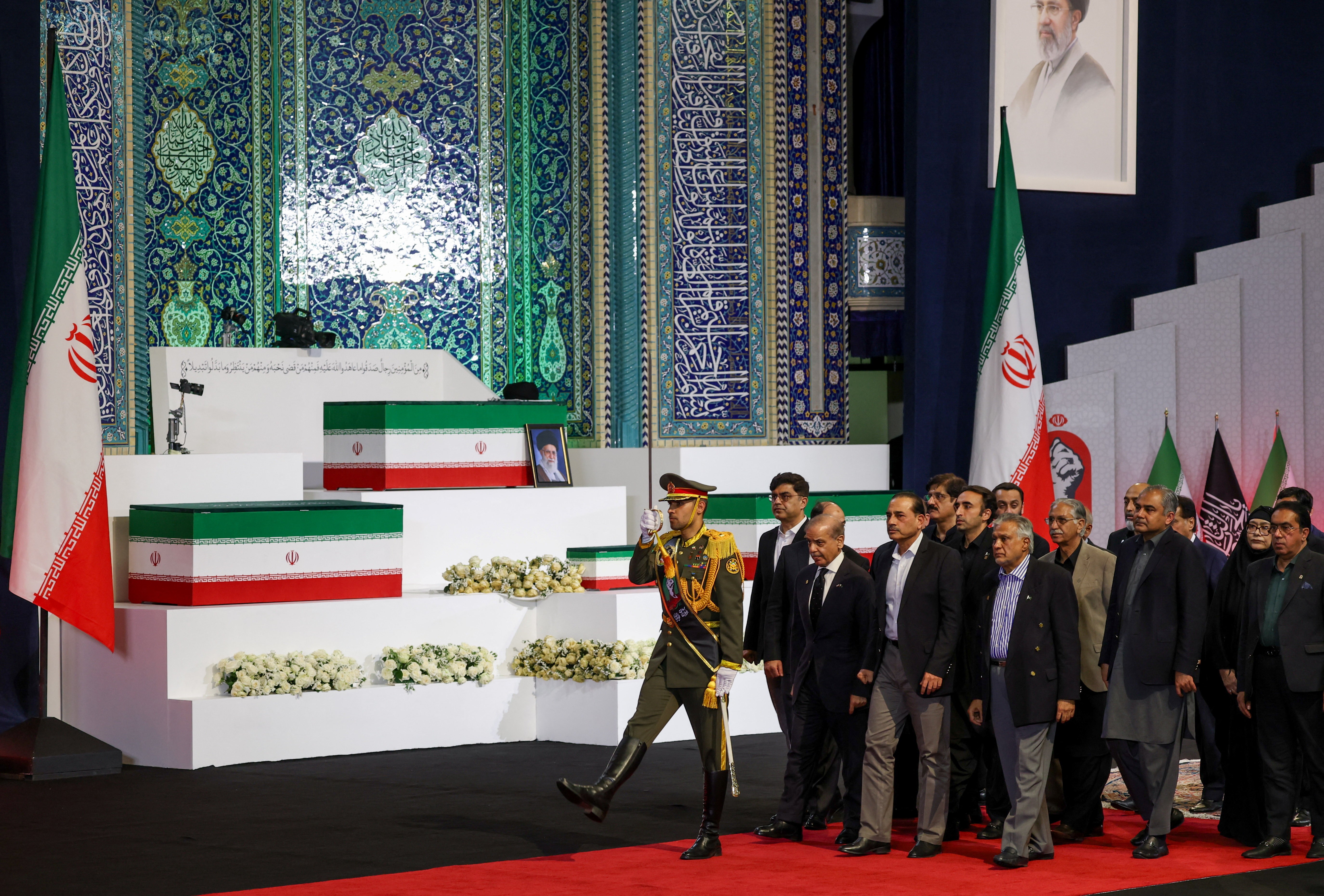 presidente e membros do governo do Irã choram em frente a caixão de Ali Khamenei