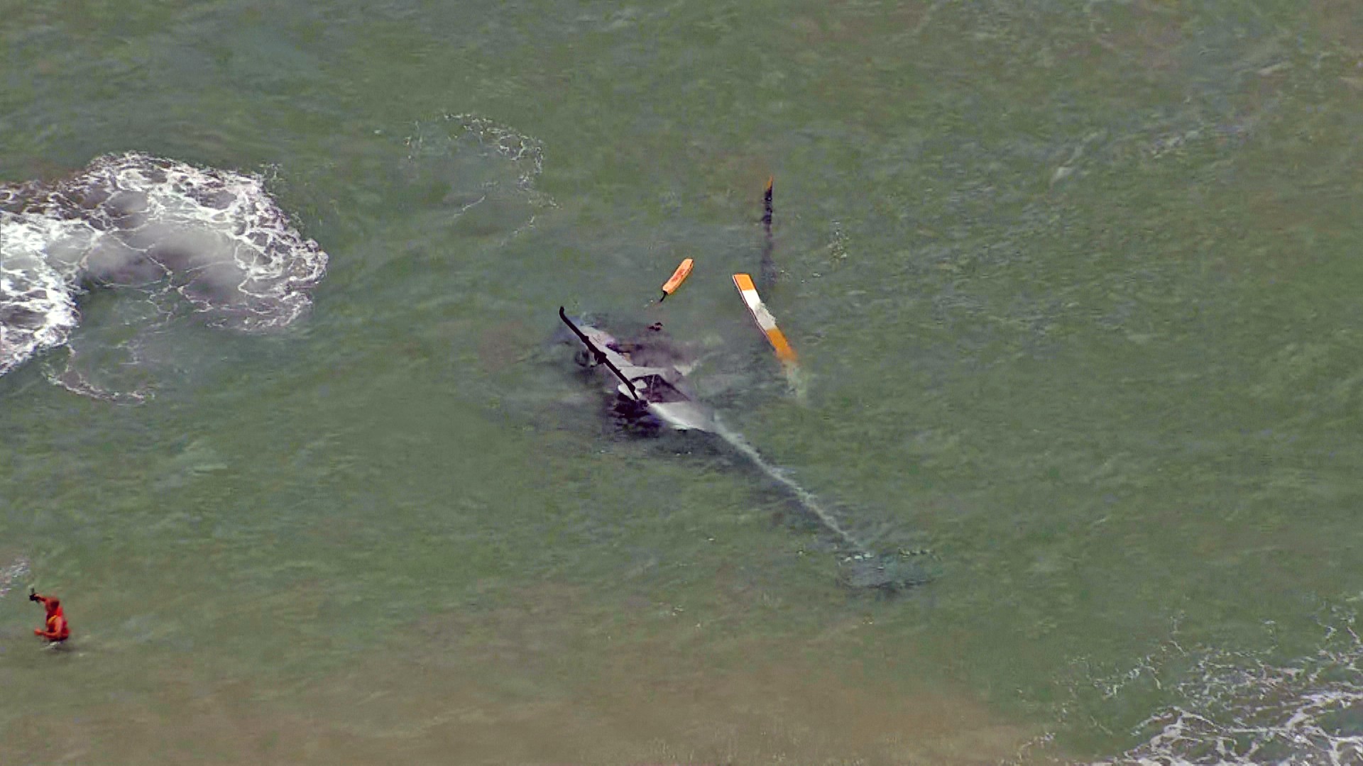 Helicóptero com turistas faz pouso forçado no mar