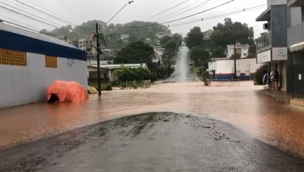 Ruas ficaram alagadas no final de semana — Foto: RPC