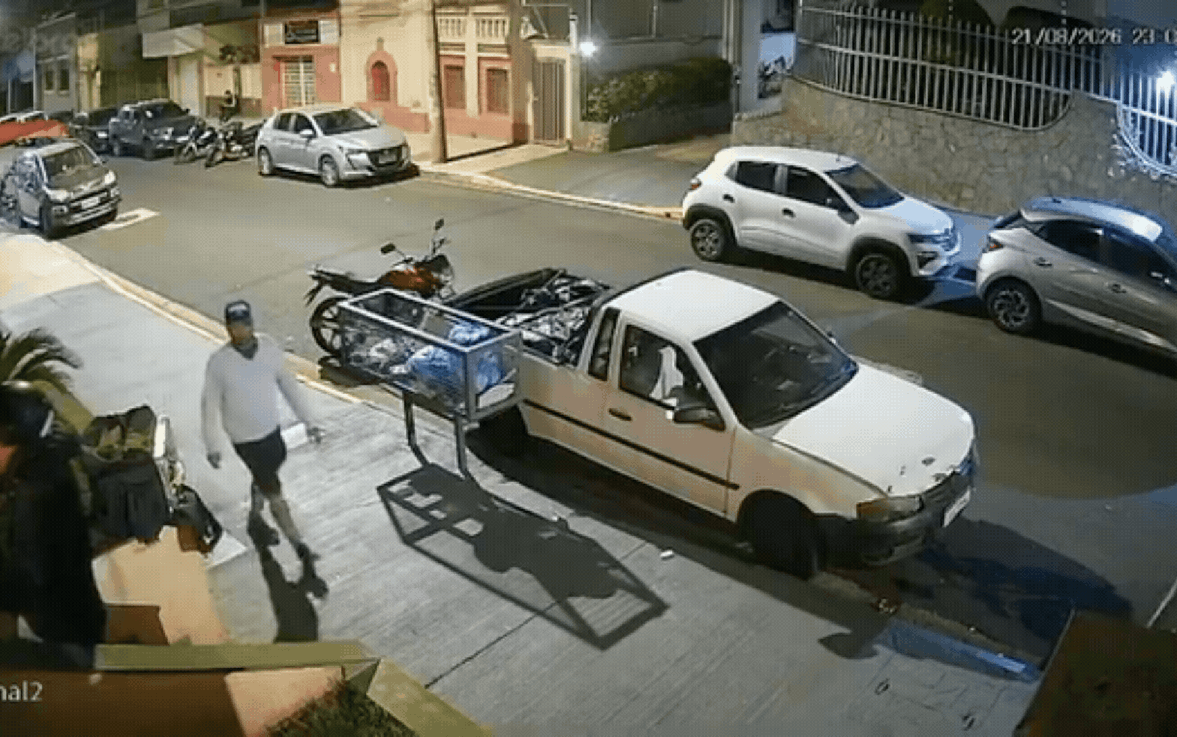 Homem furta comida de mochila de entregador em Ribeirão Preto, SP; VÍDEO