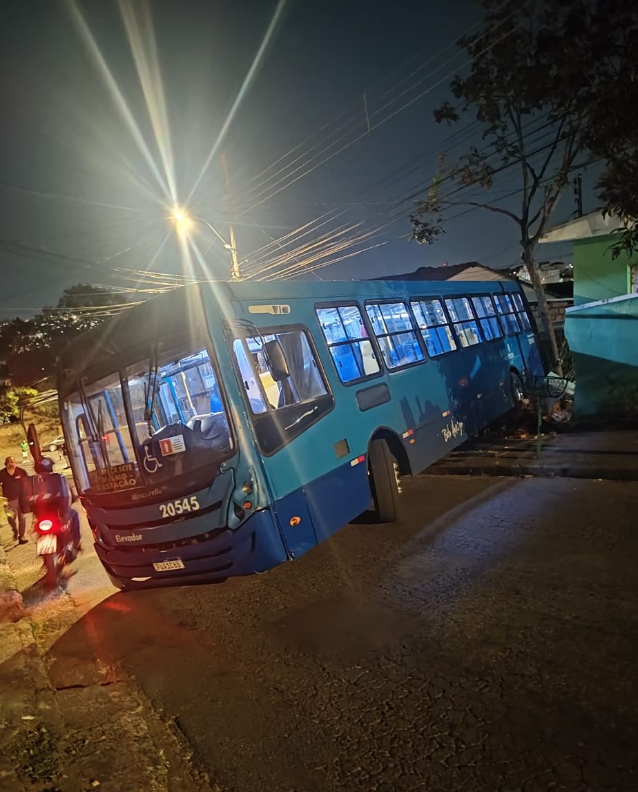 Ônibus perde freio e atinge muro de casa em BH