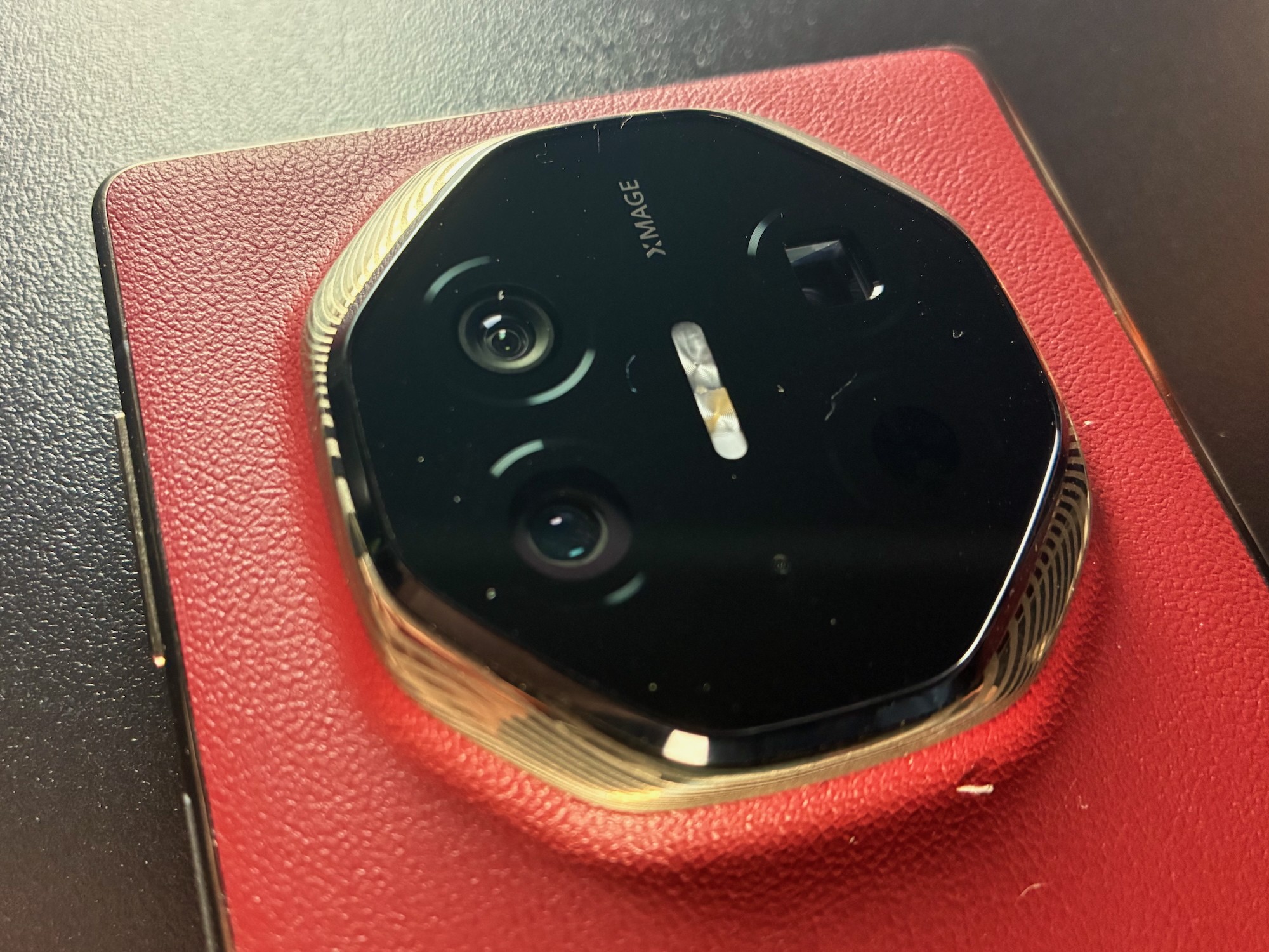 Detalhe da câmera tripla do Huawei Mate XT Ultimate Design — Foto: Henrique Martin/g1