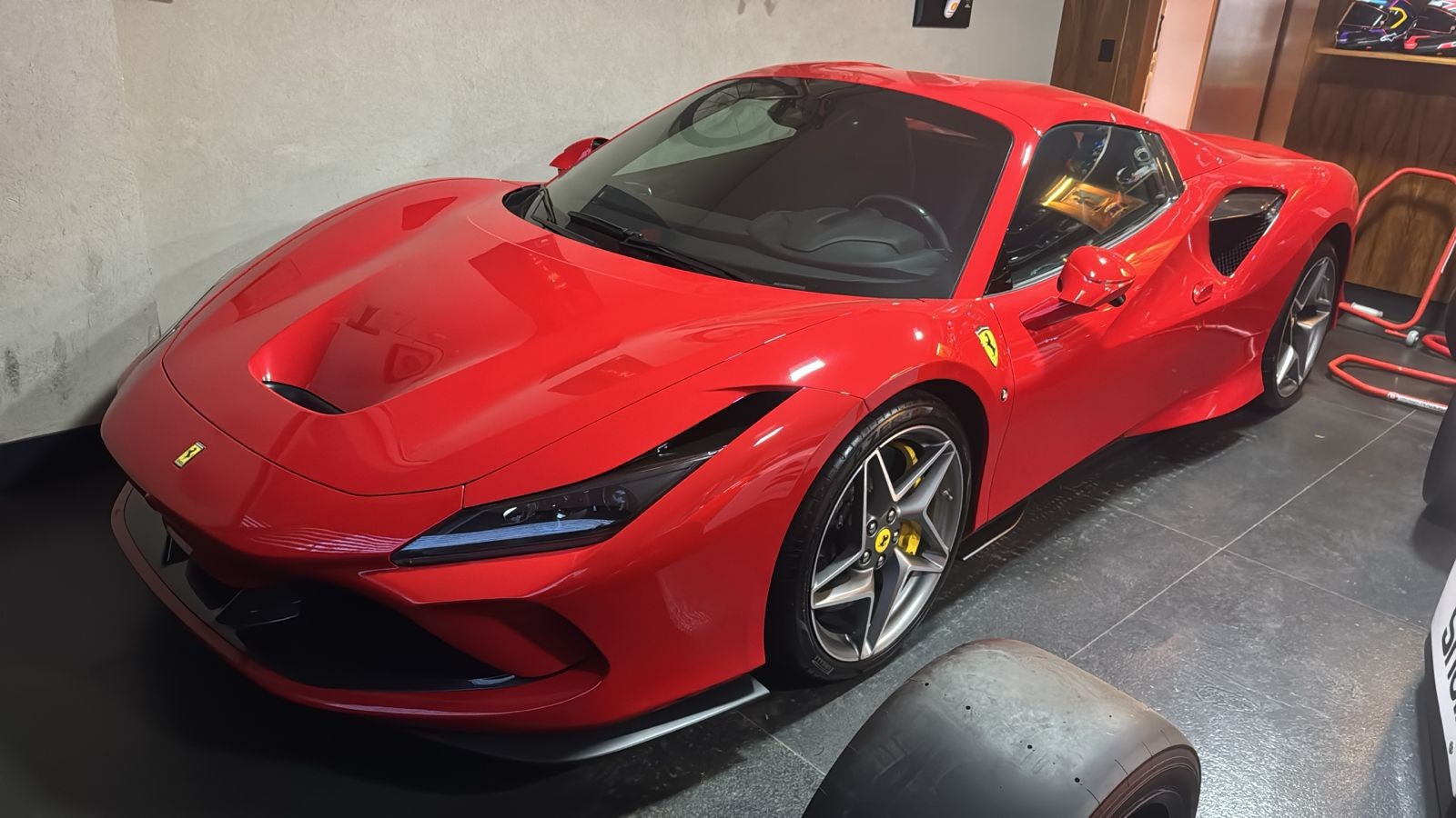 Ferrari, carro de luxo, relógios e dinheiro vivo são apreendidos pela PF em operação contra fraudes no INSS