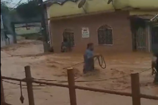 Moradores são resgatados com cordas por prefeito durante enchente em MG; VÍDEO