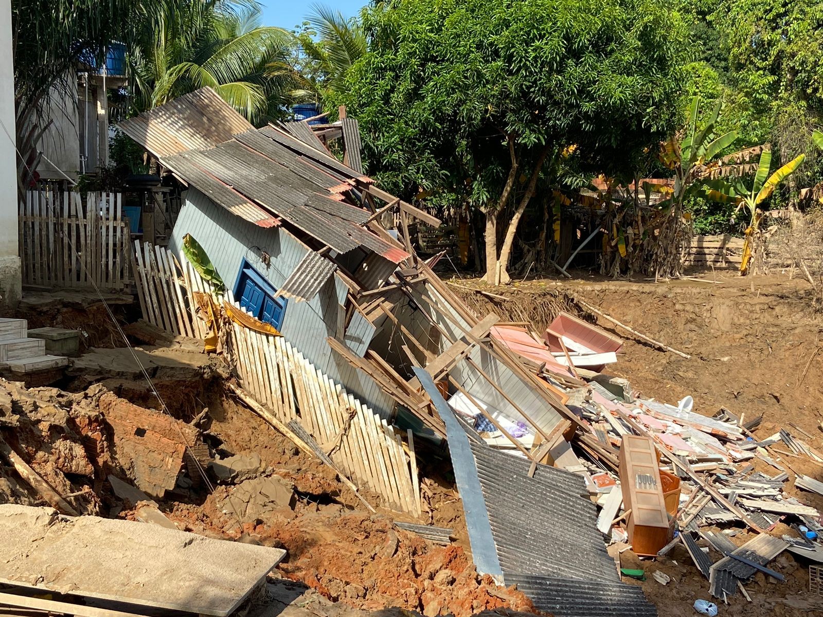 Novo deslizamento de terra destrói casa e atinge terreno de restaurante em bairro de Rio Branco: ‘Tudo que a gente tinha, perdemos’