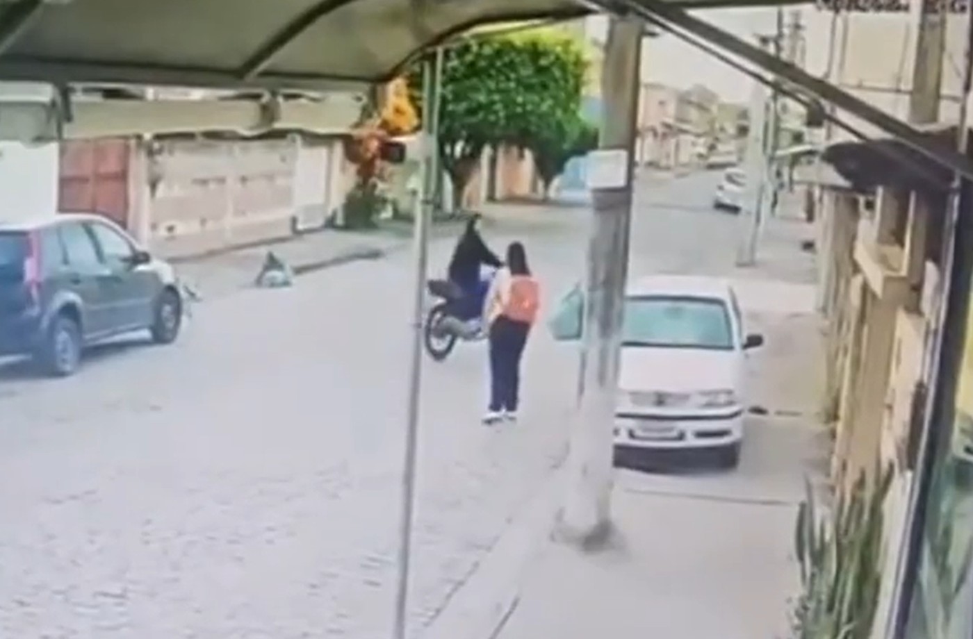 Mulher é cercada por motociclista e assaltada em rua no bairro Jockey, em Campos; vídeo