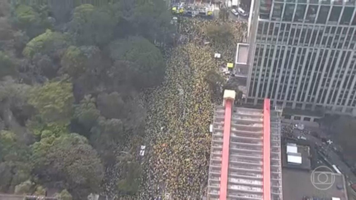 Manifestantes se reúnem na Avenida Paulista para protestar contra Alexandre de Moraes, ministro do STF