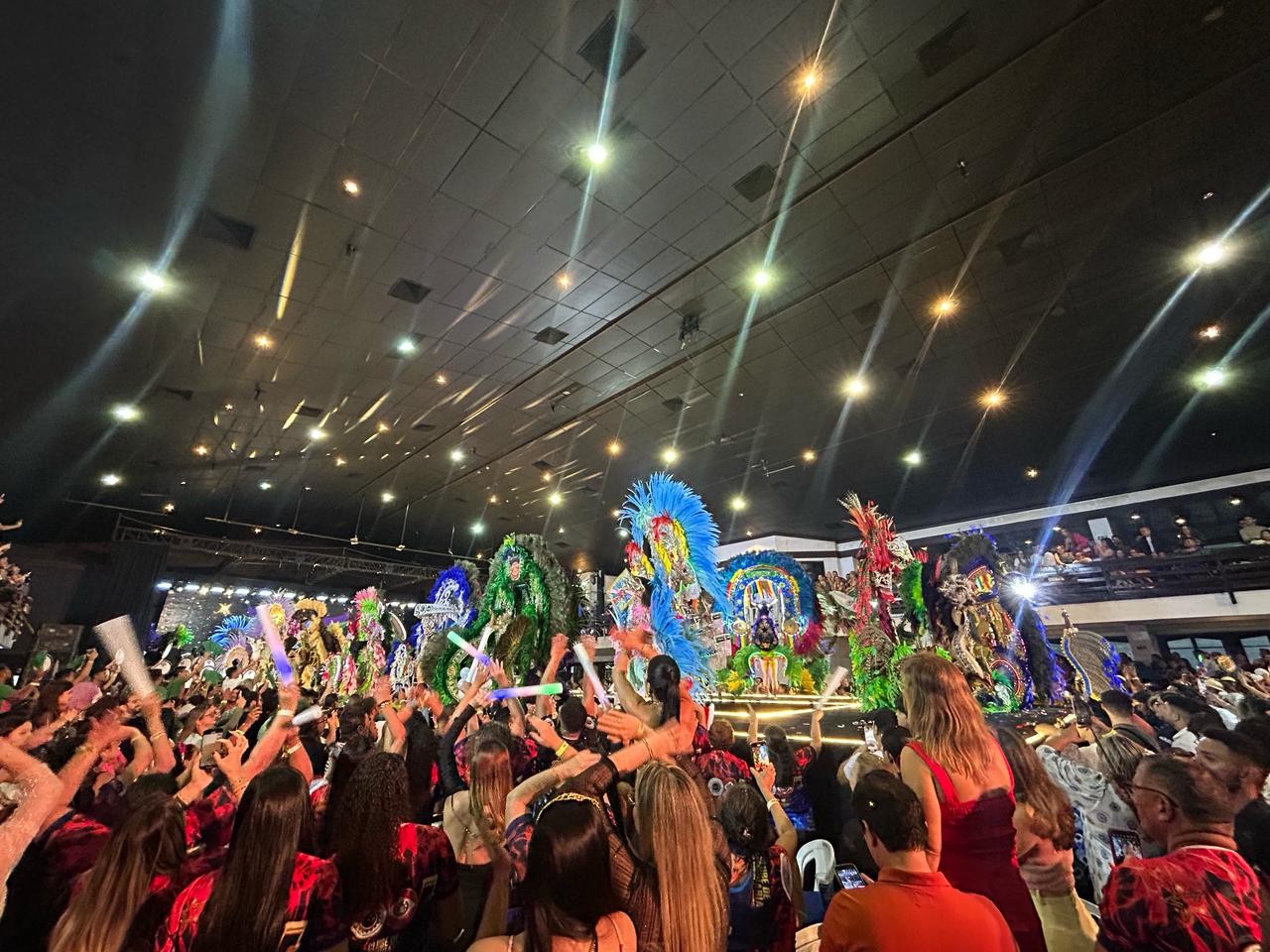 Rainha das Rainhas 2025: Candidatas no momento da apoteose após as apresentações. — Foto: Thaís Neves / g1