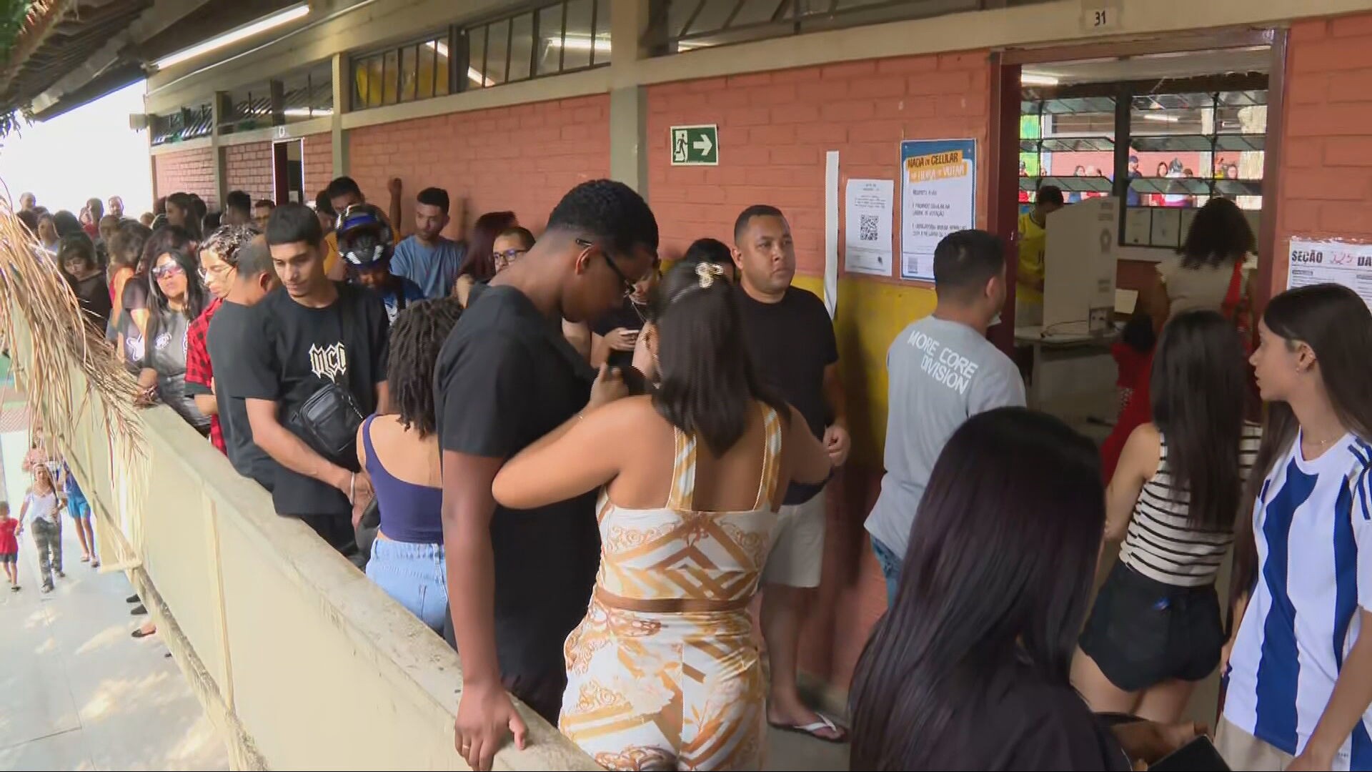 Eleitores aguardam até quatro horas na fila para votar em BH