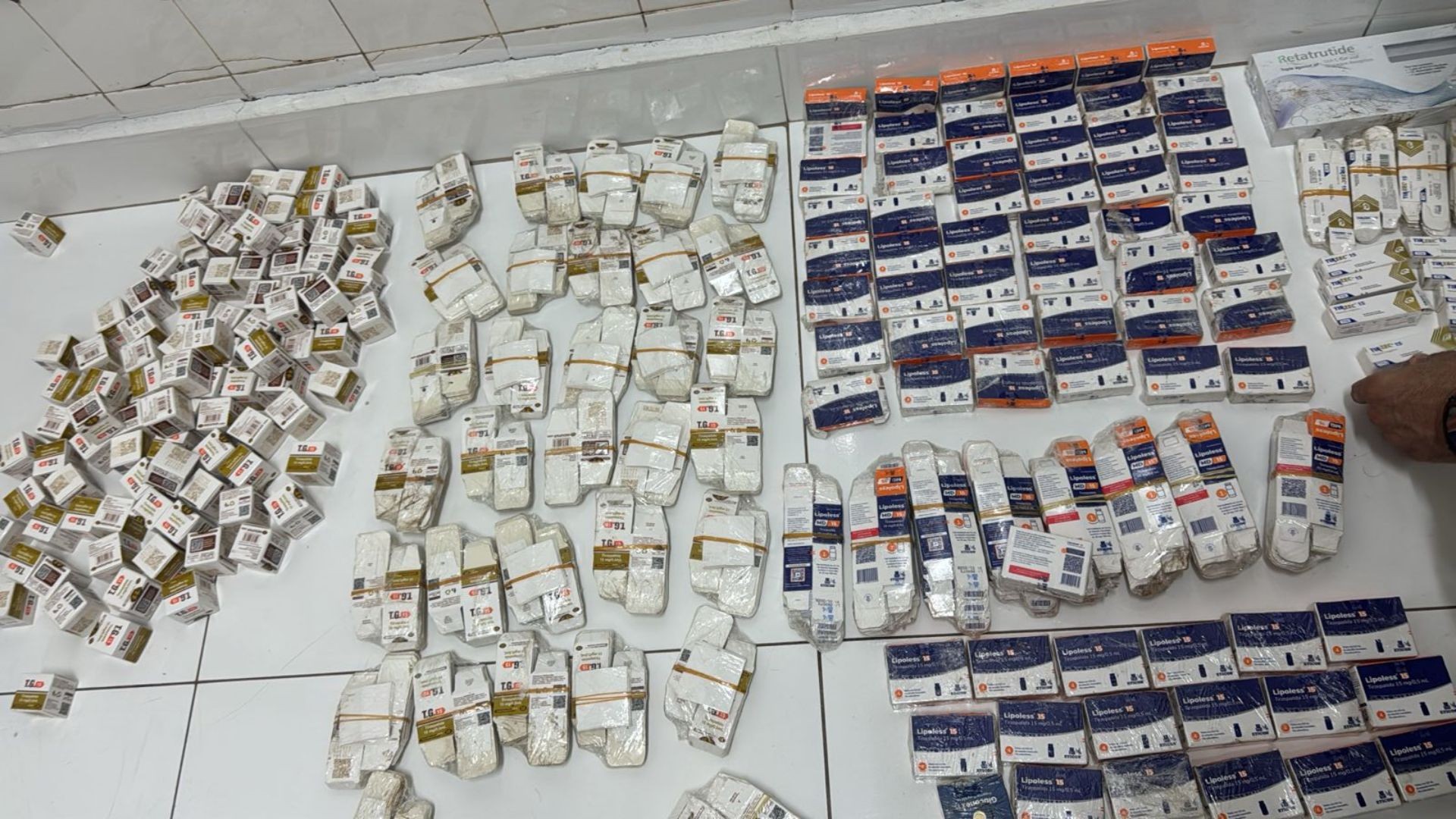 Suposto policial preso pela PF esconde medicamentos para emagrecimento em pneu de carro em MT; vídeo