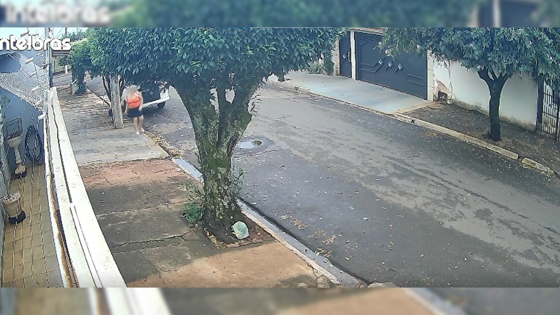 VÍDEO: Homem ameaça a ex-mulher, furta carro e quebra portão da garagem durante fuga no interior de SP 