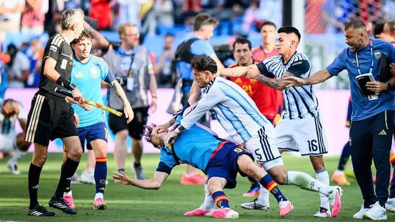 Fifa multa Argentina por faixa sobre Ilhas Falklands/Malvinas e suspende jogadores após briga na final da Copa do Mundo