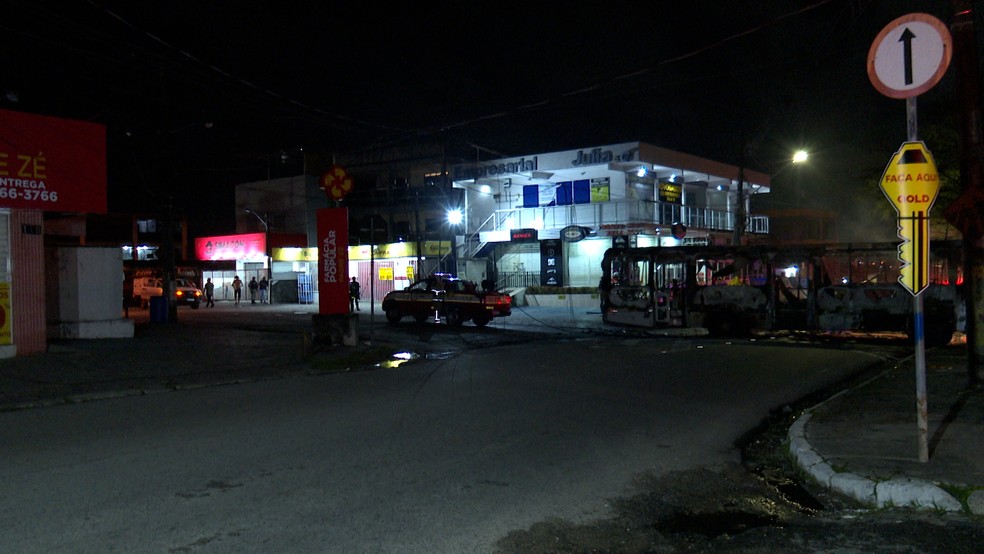 Ônibus foi incendiado no cruzamento das avenidas Mandacaru e Fagundes Varela, no bairro Padre Zé, em João Pessoa — Foto: Reprodução/TV Cabo Branco