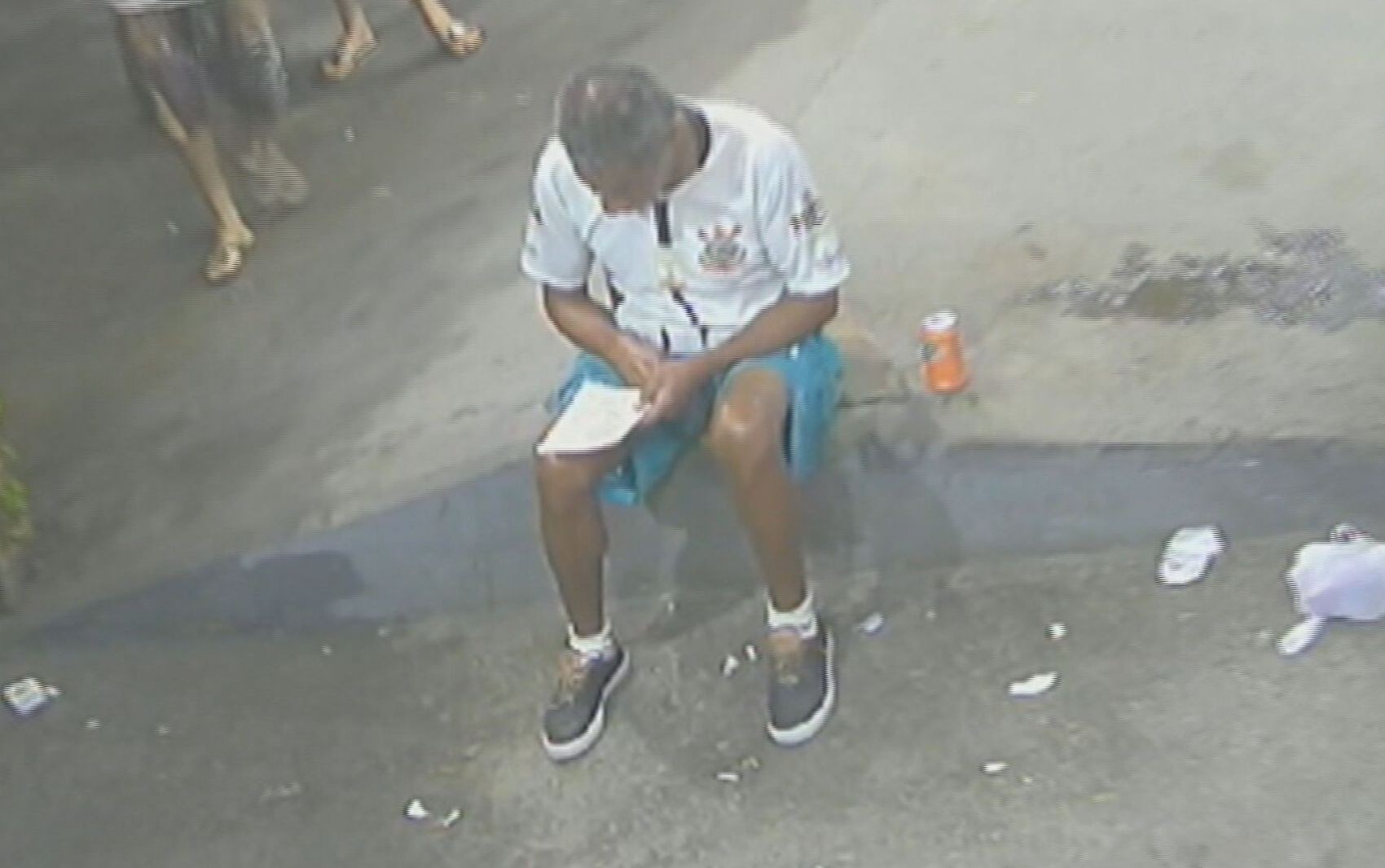 VÍDEO: Homem morre após levar tiro por engano enquanto lia papel sentado em calçada, diz polícia