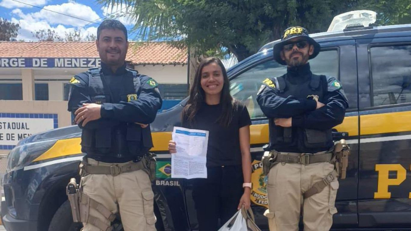 Enem 2025: candidata pega carona com a PRF para chegar no local da prova após ônibus quebrar em Sertânia