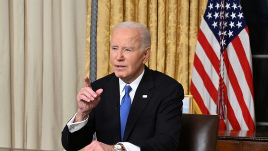 Biden admite uso de 'caneta automática' para emitir perdões, e se defende de acusações de Trump - Em entrevista ao 'The New York Times', ex-presidente dos EUA afirmou que item foi utilizado devido ao volume de perdões presidenciais concedidos no final de seu mandato. Biden também se defendeu de acusações do governo Trump, que abriu investigação contra ele.
