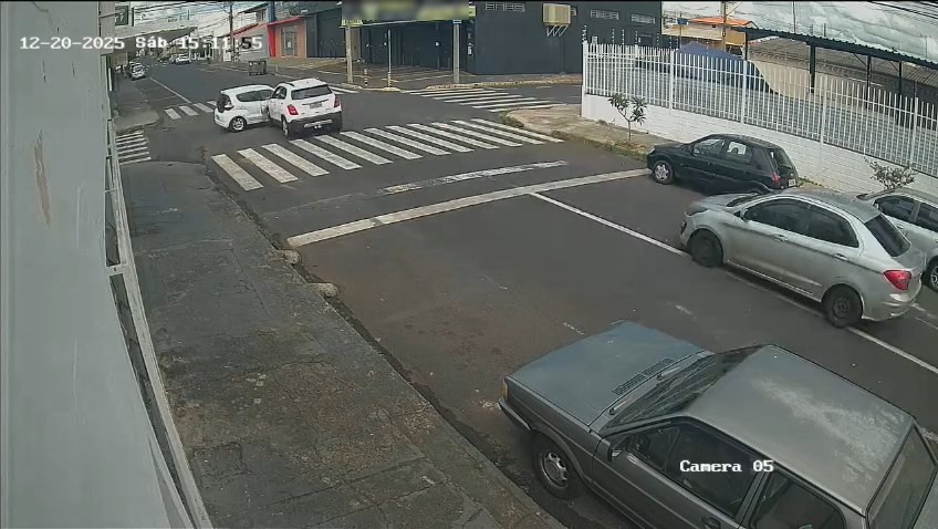 Colisão entre carros deixa passageira presa às ferragens no Bairro Brasil, em Uberlândia