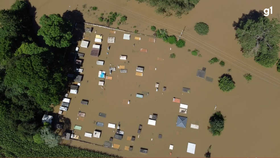 Alagamento em cemitério do Paraná chega ao sexto dia com mais túmulos submersos — Foto: Reprodução/RPC