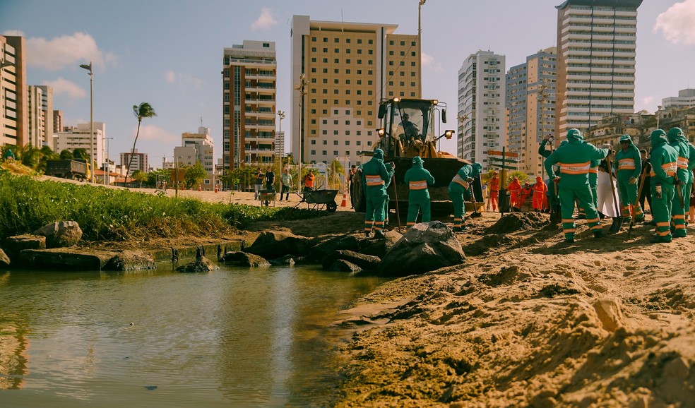Prefeitura fez ação de limpeza do trecho de praia com lixo e mar com mancha escura — Foto: Daniel Calvet/Prefeitura de Fortaleza/Divulgação