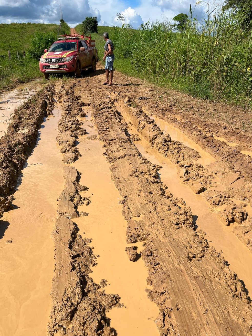 Condições de ramal dificultaram resgate de idoso na região da estrada Transacreana, em Rio Branco — Foto: Arquivo pessoal