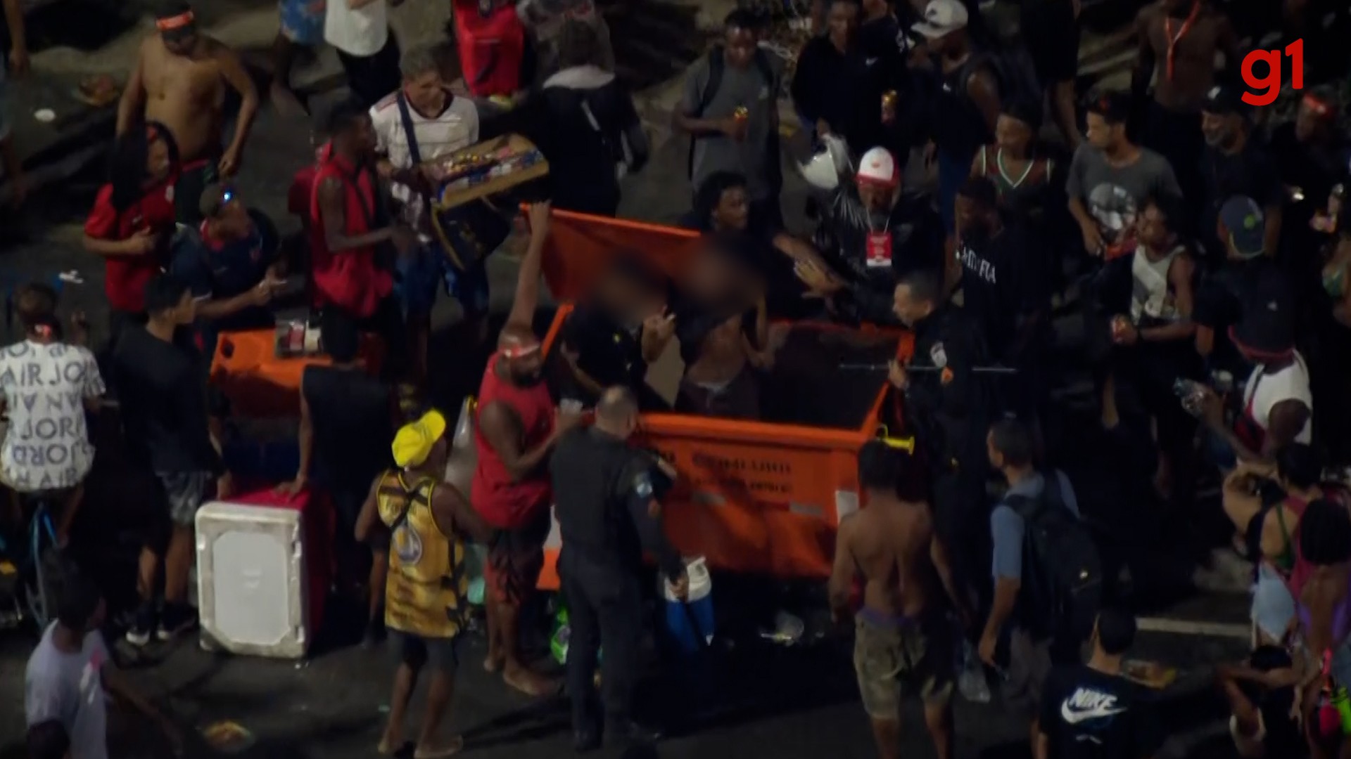 Vídeo: grupo agride e joga supostos ladrões em contêiner de lixo antes de show da Madonna
