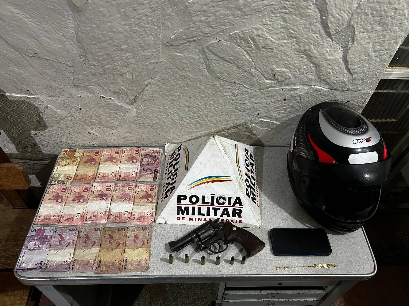 Homem usa sacola para cobrir placa de moto, assalta duas distribuidoras e é preso em Montes Claros 