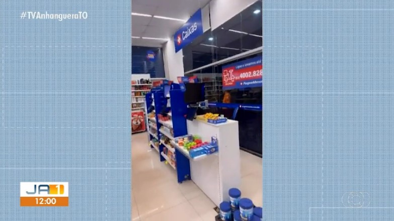 Bombeiros quebram porta de vidro para resgatar clientes trancados dentro de farmácia em Palmas