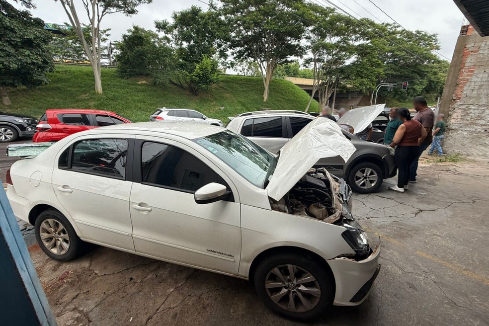 Carros parados em semáforo foram atingidos por caminhão desgovernado, em Presidente Prudente (SP) — Foto: Marianne Santana/TV TEM