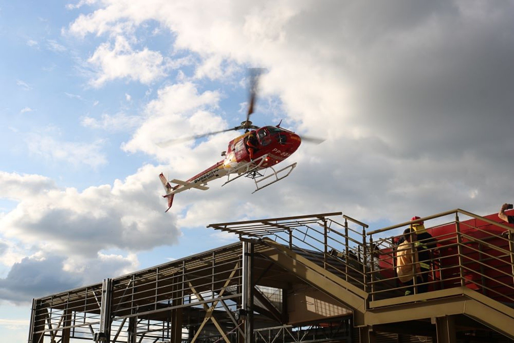 Com Fernão Dias interditada por incêndio, bebê com intoxicação é levado a hospital por helicóptero