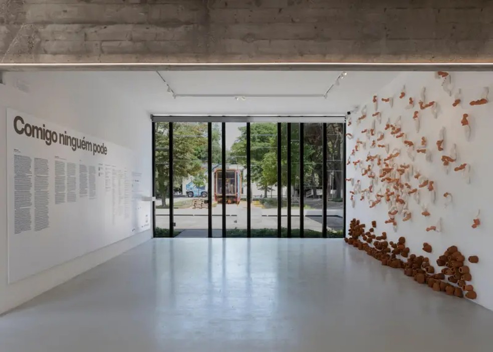 A instalação Tecelãs (2003) recebe os visitantes na entrada do Pavilhão do Brasil em Veneza, com pequenas esculturas feitas com faiança, terracota, algodão e fios sintéticos — Foto: Rafa Jacinto / Fundação Bienal de São Paulo