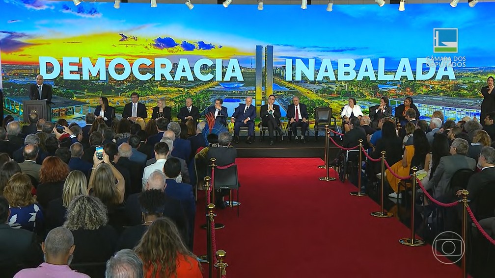 Oito de janeiro: no Congresso Nacional, cerimônia reuniu presidentes dos Três Poderes — Foto: Jornal Nacional/ Reprodução