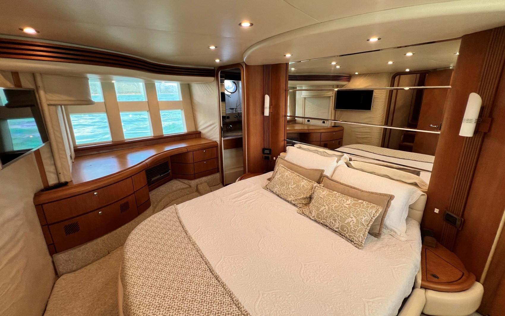 Três andares, 4 suítes e hidromassagem: conheça a lancha luxuosa que dono do Cruzeiro mantém no Lago de Furnas, em MG