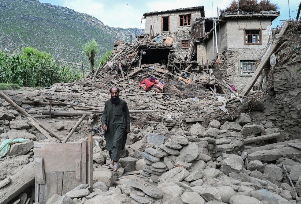 Homem caminha entre os escombros do terremoto. — Foto: Wakil Kohsar / AFP