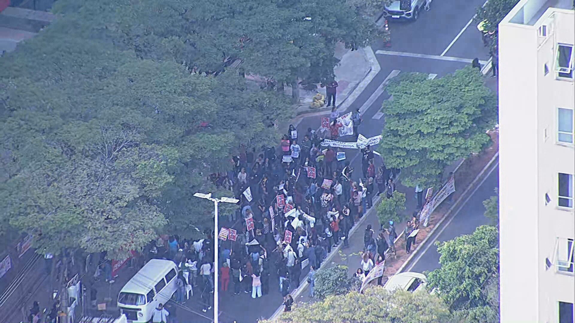 Professores municipais de BH em greve fazem manifestação e fecham Avenida Afonso Pena 