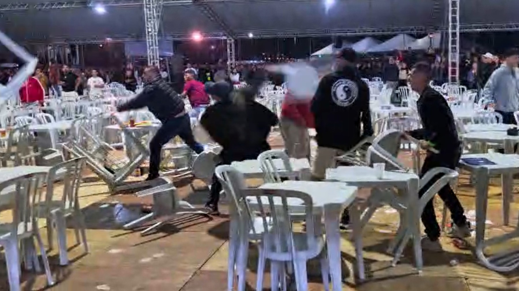 VÍDEO: briga generalizada interrompe show de Thaeme e Thiago no litoral do Paraná