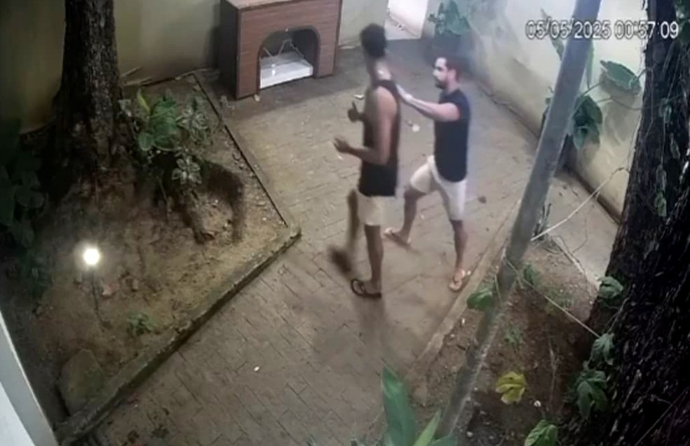 Morador foi abordado pelo delegado na saída do banheiro — Foto: Ana Clara Marinho/Reprodução