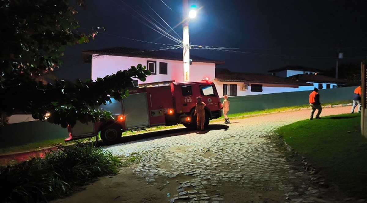 Incêndio atinge área de vegetação em Búzios; Defesa Civil suspeita de ação humana
